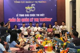 Phóng viên Thông tấn xã Việt Nam giành 2 giải Khuyến khích Cuộc thi viết "Dấu ấn Quản lý thị trường." (Ảnh: Đức Duy/Vietnam+)