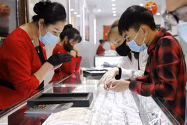 Khách hàng giao dịch vàng miếng. (Ảnh: TTXVN)