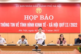 Chánh Văn phòng Ủy ban Nhân dân thành phố Hà Nội Trương Việt Dũng phát biểu tại phiên họp báo. (Ảnh: Xuân Quảng/Vietnam+)