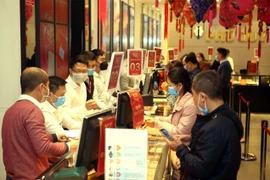 Khách hàng giao dịch vàng miếng. (Ảnh: TTXVN)