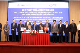 Lễ ký kết Thỏa ước tín dụng giữa AFD và EVN cho Dự án lưới điện phân phối miền Nam. (Ảnh: PV/Vietnam+)