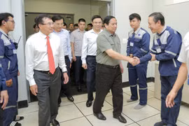 Thủ tướng Phạm Minh Chính thăm hỏi người lao động Nhà máy nhiệt điện Sông Hậu 1. (Ảnh: PV/Vietnam+)