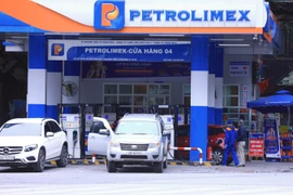 Các doanh nghiệp đảm bảo cung ứng xăng dầu phục vụ sản xuất và tiêu dùng. (Ảnh: TTXVN)