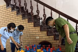 Đội Quản lý thị trường số 9 và Cảnh sát kinh tế Công an quận Tây Hồ kiểm tra hàng hóa vi phạm. (Ảnh: PV/Vietnam+)