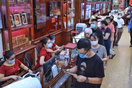 Khách hàng giao dịch vàng miếng. (Ảnh: TTXVN)