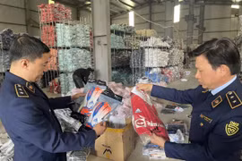 Lực lượng Quản lý thị trường kiểm tra, kiểm soát thị trường. (Ảnh: PV/Vietnam+)