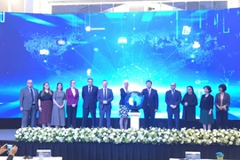 Lãnh đạo Bộ Công Thương cùng đại diện Vương Quốc Anh bấm nút khai trương Cổng thông tin cơ sở dữ liệu thương mại Việt Nam (VNTR). (Ảnh: Đức Duy/Vietnam+)