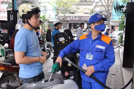 Nhân viên Petrolimex đang bán xăng cho khách hàng. (Ảnh: Đức Duy/Vietnam+)