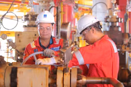 Người lao động Dầu khí trên các công trình biển. (Ảnh: PV/Vietnam+)