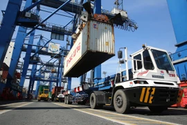 Xuất khẩu hàng hóa của các doanh nghiệp bằng đường biển. (Ảnh: TTXVN)