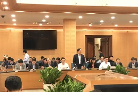 Ông Đỗ Thanh Tùng, Phó Chủ tịch Ủy ban Nhân dân quận Hoàng Mai trả lời câu hỏi của báo chí về quản lý đất đai trên địa bàn quận. (Ảnh: Xuân Quảng/Vietnam+)