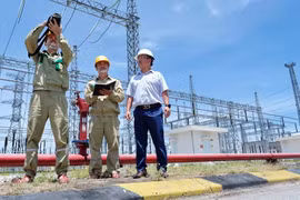 Nhân viên EVN kiểm tra tình trạng vận hành thiết bị điện. (Ảnh: evnhanoi)