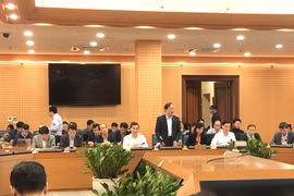 Ông Đỗ Thanh Tùng, Phó Chủ tịch Ủy ban Nhân dân quận Hoàng Mai trả lời câu hỏi của báo chí về quản lý đất đai trên địa bàn quận. (Ảnh: Xuân Quảng/Vietnam+)