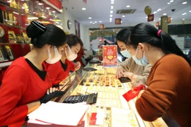 Khách hàng giao dịch vàng miếng. (Ảnh: TTXVN)