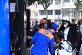 Một điểm bán xăng của Petrolimex tại Hà Nội. (Ảnh: Đức Duy/Vietnam+)