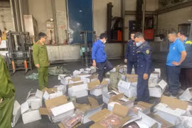 Lực lượng liên ngành kiểm tra An toàn vệ sinh thực phẩm tại một cơ sở trên địa bàn Hà Nội. (Ảnh: PV/Vietnam+)