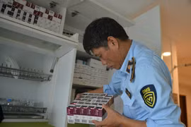 Đội Quản lý thị trường số 1 phát hiện lượng lớn thuốc tây tại một chung cư trên địa bàn quận Thanh Xuân, Hà Nội. (Ảnh: PV/Vietnam+)