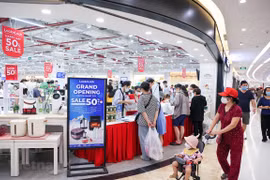 Các trung tâm thương mại, siêu thị tung các chương trình, khuyến mãi, giảm giá sâu các sản phẩm. (Ảnh: Minh Hiếu/Vietnam+)