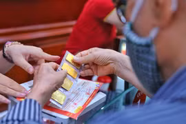Khách hàng giao dịch vàng miếng. (Ảnh: TTXVN)