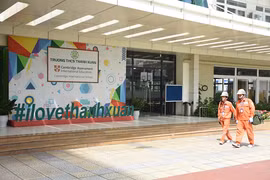 Nhân viên EVNHANOI kiểm tra tình trạng vận hành điện tại các điểm thi. (Ảnh: evnhanoi)