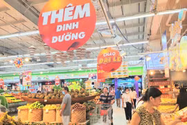Việc tăng tiện ích trong các dịch vụ mua sắm đã tạo lợi thế trong việc thu hút khách hàng. (Ảnh: PV/Vietnam+)