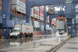 Vận chuyển hàng hóa qua cảng Cái Lân. (Ảnh: TTXVN/Vietnam+)