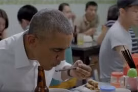 CNN hé lộ hình ảnh ông Obama dùng đũa thành thục ăn bún chả