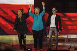 Jennifer Lopez trình diễn bốc lửa ủng hộ bà Hillary Clinton