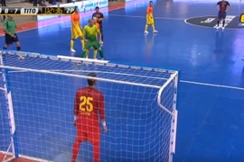 [Video] Các siêu sao của Barcelona chơi futsal cực "đỉnh"