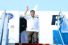 Tổng thống Philippines Duterte đã đến Nội Bài, bắt đầu thăm Việt Nam
