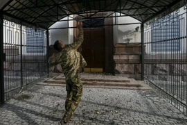 Người biểu tình Ukraine ném bom khói vào tòa lãnh sự Nga