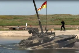 [Video] Xe tăng T-90 của Nga lặn sâu dưới nước đáng kinh ngạc