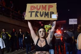 Người biểu tình phản đối ông Donald Trump đập phá ôtô ngoài phố