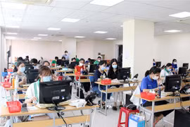 Phó Thủ tướng Vũ Đức Đam kiểm tra công tác phòng, chống dịch tại Công ty TNHH TikiNow Smart Logistics, chi nhánh Bạch Đằng (phường 2, quận Tân Bình, Thành phố Hồ Chí Minh), sáng 6/8/2021. (Ảnh: Diệp Trương/TTXVN)