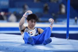 Vận động viên Kohei Uchimura, người Nhật Bản, rơi xuống từ xà ngang trong nội dung thể dục nghệ thuật nam tại Olympic Tokyo 2020, ngày 24/7/2021. (Nguồn: apnews.com)