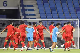 Đội tuyển Việt Nam khởi động trên sân Al Maktoum, Dubai, tối 6/6/2021. (Ảnh: Hoàng Linh/TTXVN)