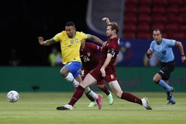 Một pha tranh chấp bóng trong cuộc đối đầu giữa Brazil và Venezuela tại bảng B Copa America 2021 tại Brasilia, Brazil, ngày 13/6/2021. (Ảnh: THX/TTXVN)