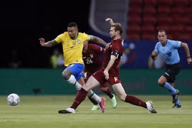 Một pha tranh chấp bóng trong cuộc đối đầu giữa Brazil và Venezuela tại bảng B Copa America 2021 tại Brasilia, Brazil, ngày 13/6/2021. (Ảnh: THX/TTXVN)