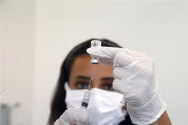 Nhân viên y tế tiêm vaccine ngừa COVID-19 tại Ankara (Thổ Nhĩ Kỳ). (Ảnh: THX/TTXVN)