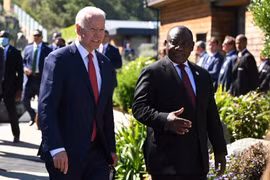 Tổng thống Nam Phi Cyril Ramaphosa (phải) trò chuyện với Tổng thống Mỹ Joe Biden tại hội nghị thượng đỉnh G7 ở Carbis Bay, Cornwall, Anh vào ngày 12/6/2021. (Nguồn: timeslive.co.za)