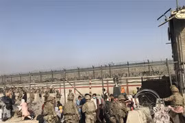 Người dân tập trung gần sân bay Kabul (Afghanistan), ngày 22/8/2021. (Ảnh: THX/TTXVN)