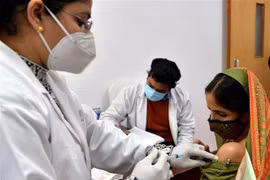 Nhân viên y tế tiêm vaccine phòng COVID-19 cho người dân tại New Delhi (Ấn Độ), ngày 13/2/2021. (Ảnh: THX/TTXVN)