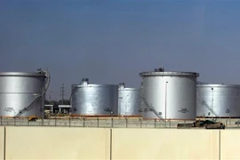 Các bể chứa tại một cơ sở khai thác dầu ở thành phố Dammam (Saudi Arabia). (Ảnh: AFP/TTXVN)