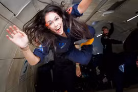 Kellie Gerardi trên một chuyến bay vi trọng lực, trong một bức ảnh do Virgin Galactic cung cấp. (Nguồn: france24.com)