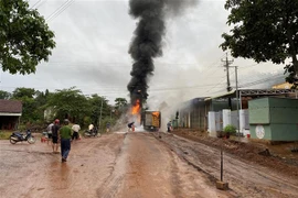 Hiện trường vụ cháy xe tại Bình Phước, chiều 10/9/2021. (Ảnh: Phú Quang/TTXVN)
