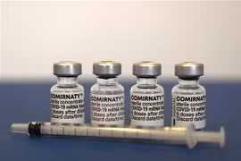 Vaccine ngừa COVID-19 của hãng dược phẩm Pfizer/BioNTech. (Ảnh: AFP/TTXVN)