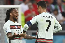 Renato Sanches (trái) đã đóng góp đáng kể vào các bàn thắng của Cristiano Ronaldo trong chiến thắng mở màn của Bồ Đào Nha tại EURO 2020. (Nguồn: theguardian.com)
