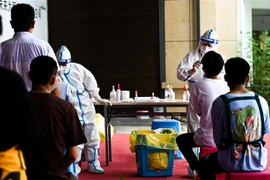 Một điểm xét nghiệm COVID-19 ở thành phố Thụy Lệ, tỉnh Vân Nam (Trung Quốc), ngày 5/7/2021. (Ảnh: THX/TTXVN)