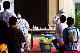 Một điểm xét nghiệm COVID-19 ở thành phố Thụy Lệ, tỉnh Vân Nam (Trung Quốc), ngày 5/7/2021. (Ảnh: THX/TTXVN)