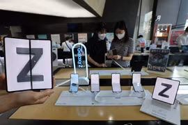 Dòng điện thoại thông minh Galaxy Z mới của Samsung được trưng bày tại một cửa hàng ở Seoul (Hàn Quốc), ngày 17/8/2021. (Nguồn: en.yna.co.kr)